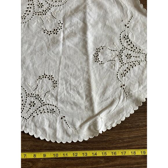 Antique Table Place Setting Doily White Cotton Cutwork Embroidery Scalloped Edge - Picture 4 of 9